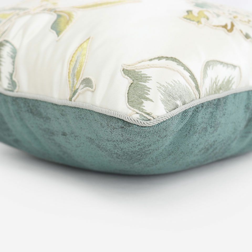 表面と裏面の異なるデザイン／グレー色のパイピングをつけています／表面カラー：ブルーグリーン／裏面カラー：ブルーグリーン