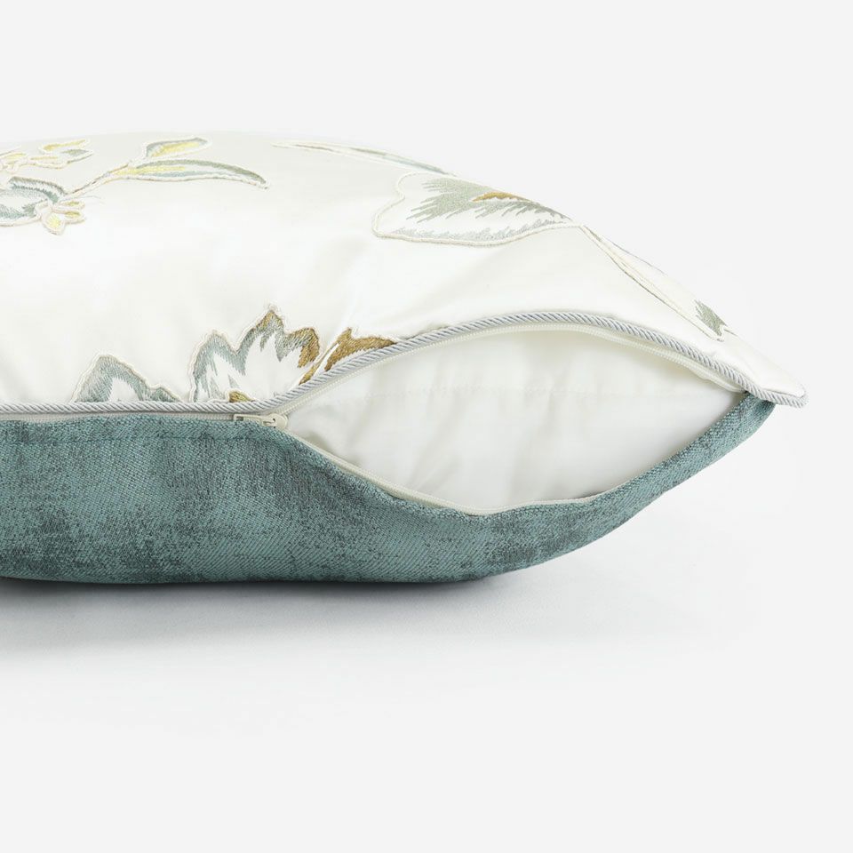 生地の色目に合わせたファスナー色を使用し、ファスナー部分に生地を片側から被せています