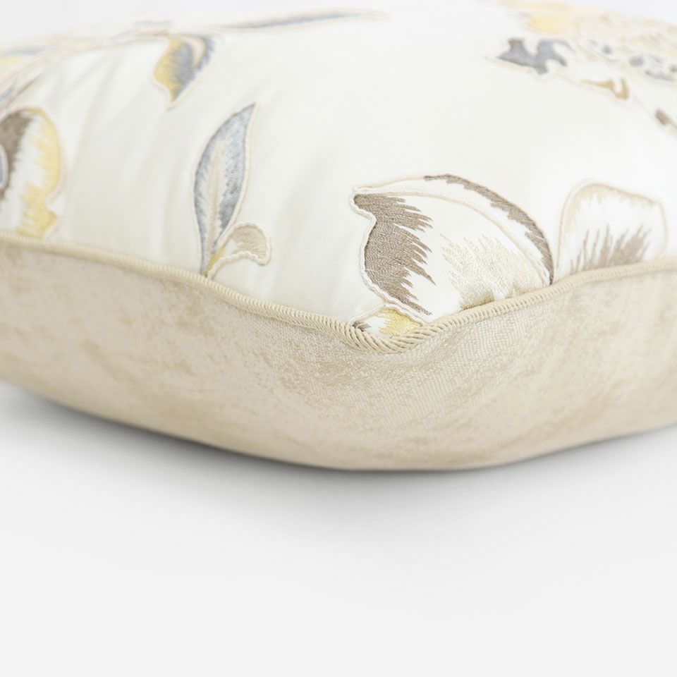 表面と裏面の異なるデザイン／ベージュ色のパイピングをつけています／表面カラー：ゴールド／裏面カラー：ライトベージュ