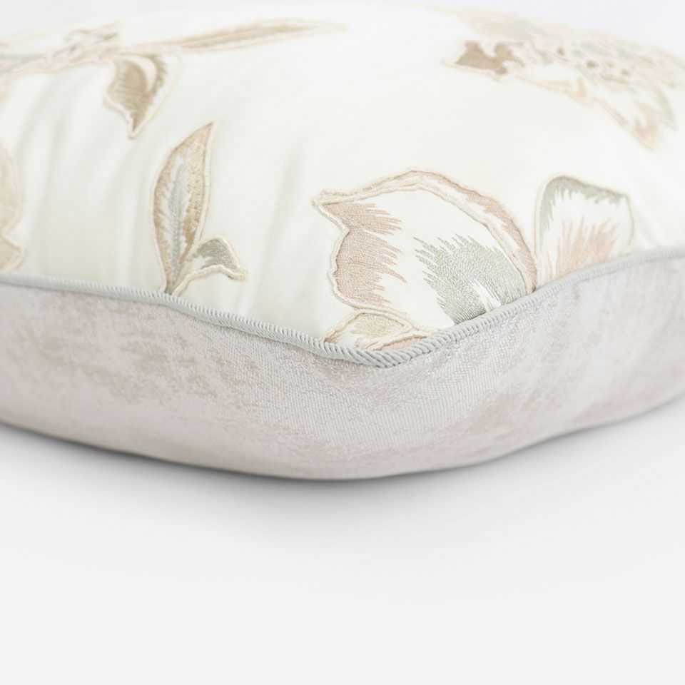 表面と裏面の異なるデザイン／グレー色のパイピングをつけています／表面カラー：シルバー／裏面カラー：ライトグレー