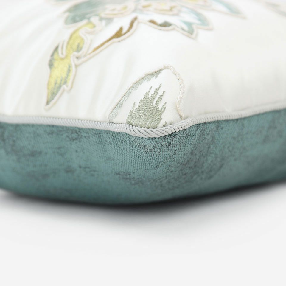 表面と裏面の異なるデザイン／グレー色のパイピングをつけています／表面カラー：ブルーグリーン／裏面カラー：ブルーグリーン