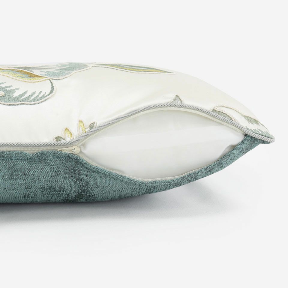 生地の色目に合わせたファスナー色を使用し、ファスナー部分に生地を片側から被せています