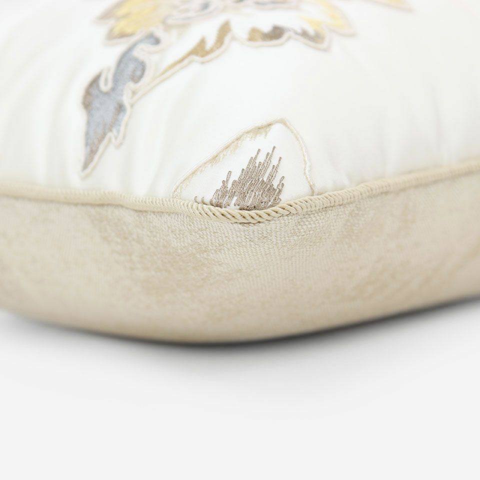 表面と裏面の異なるデザイン／ベージュ色のパイピングをつけています／表面カラー：ゴールド／裏面カラー：ライトベージュ