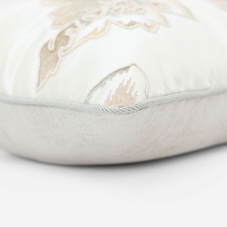 表面と裏面の異なるデザイン／グレー色のパイピングをつけています／表面カラー：シルバー／裏面カラー：ライトグレー