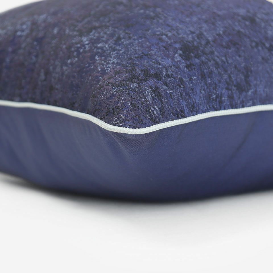 表面と裏面の異なるデザイン／ライトブルー色のパイピングをつけています／表面カラー：ブルー／裏面カラー：ブルー