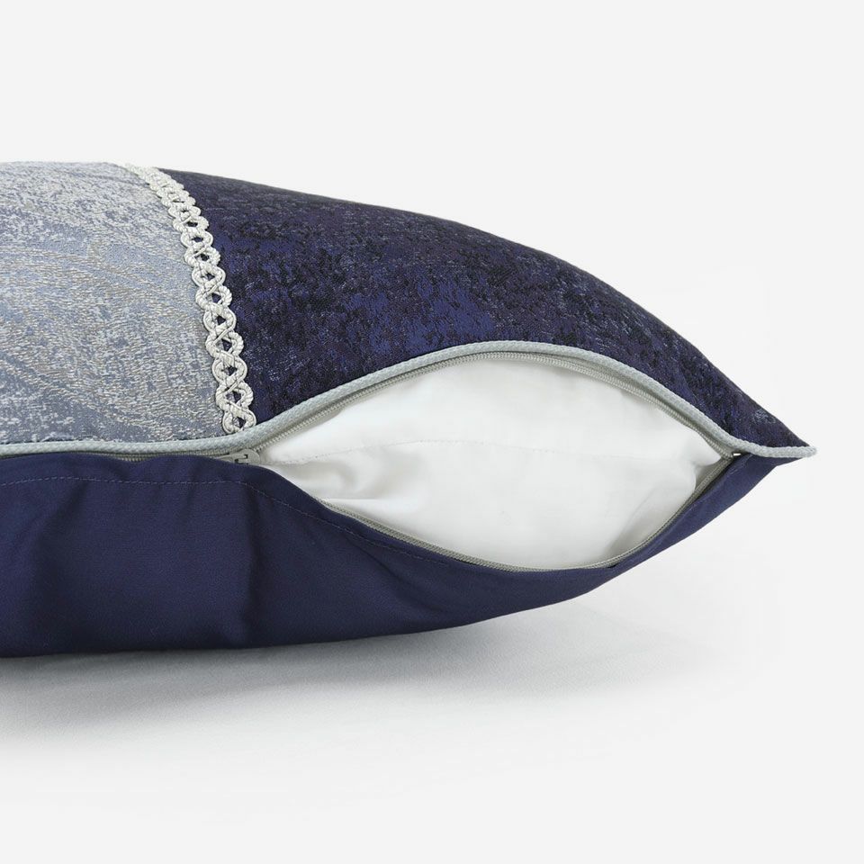 生地の色目に合わせたファスナー色を使用し、ファスナー部分に生地を片側から被せています