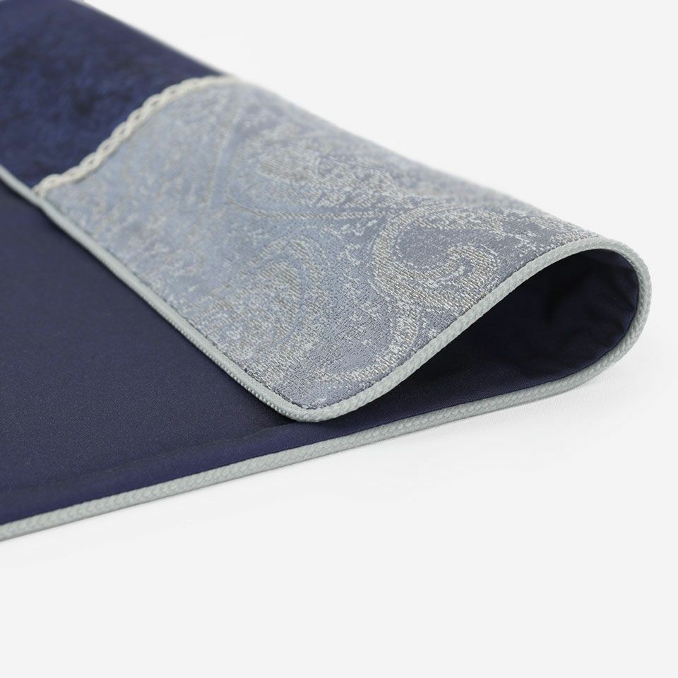 単色のペイズリーと表情のある無地生地を組み合わせ、パッチワークしたクッションカバーです