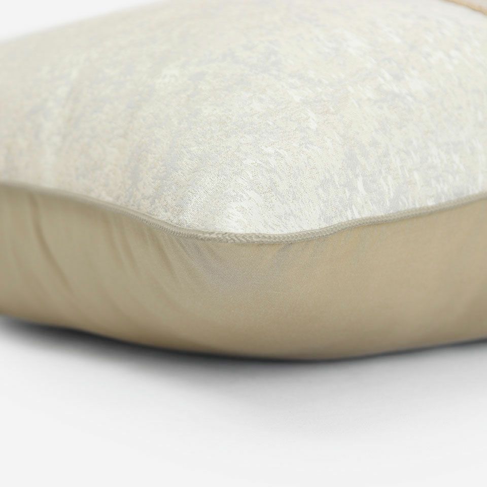 表面と裏面の異なるデザイン／ベージュ色のパイピングをつけています／表面カラー：ベージュ／裏面カラー：ベージュ