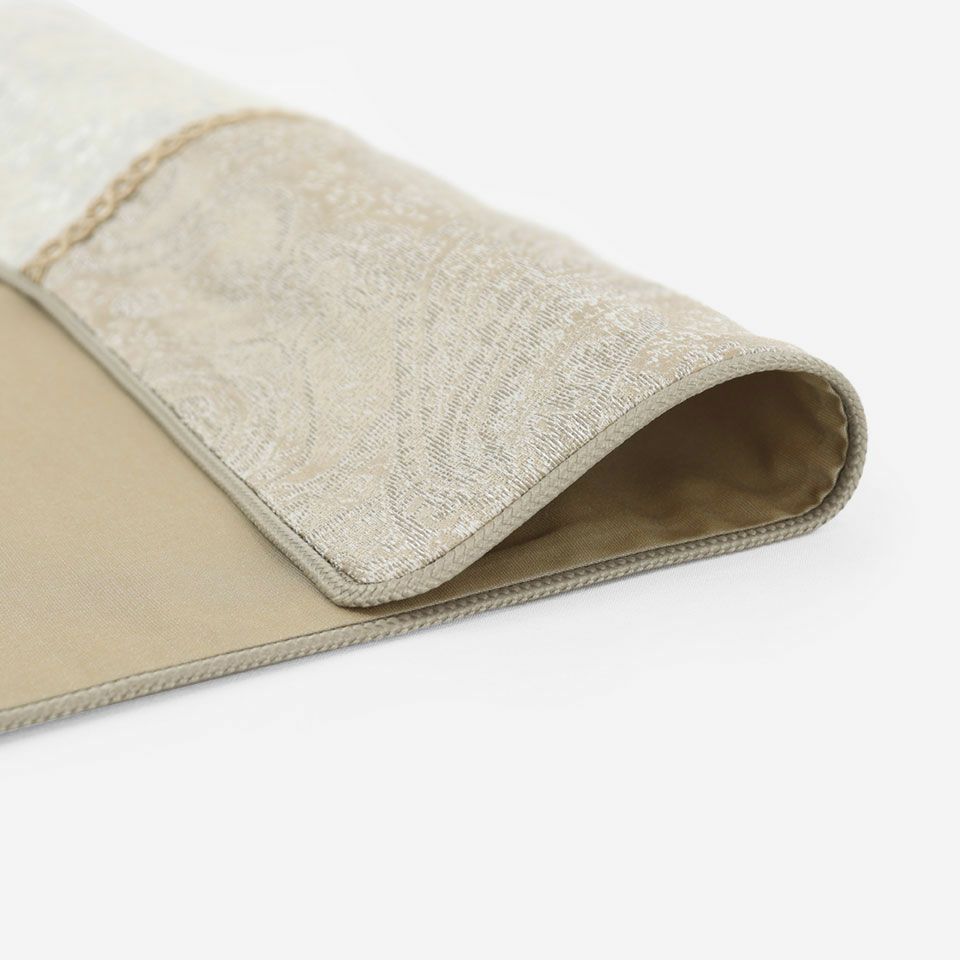 単色のペイズリーと表情のある無地生地を組み合わせ、パッチワークしたクッションカバーです