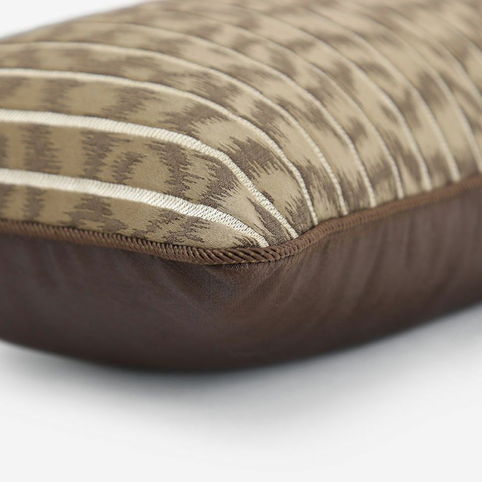 表面と裏面の異なるデザイン／ブラウン色のパイピングをつけています／表面カラー：ブラウン／裏面カラー：ブラウン