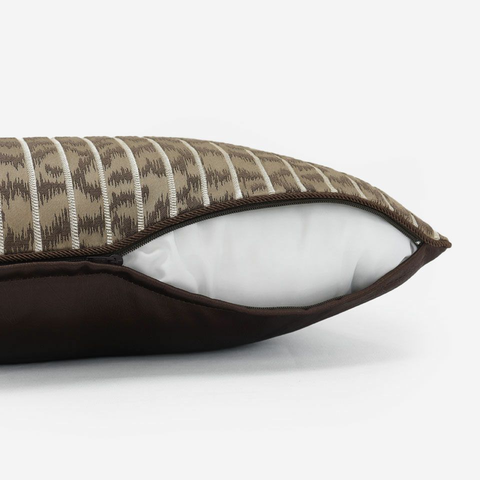 生地の色目に合わせたファスナー色を使用し、ファスナー部分に生地を片側から被せています