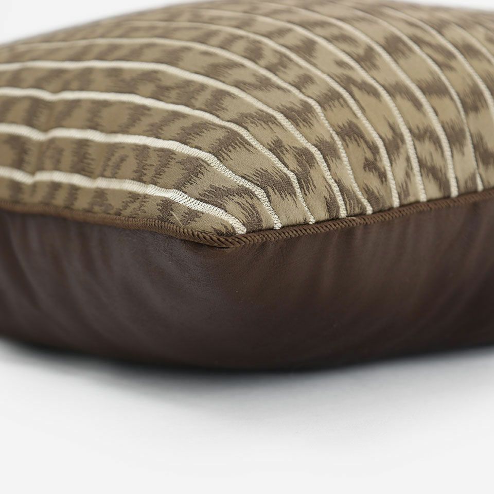 表面と裏面の異なるデザイン／ブラウン色のパイピングをつけています／表面カラー：ブラウン／裏面カラー：ブラウン