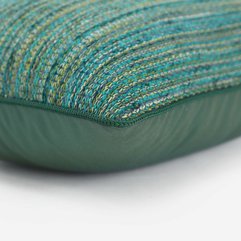 表面と裏面の異なるデザイン／グリーン色のパイピングをつけています／表面カラー：ブルーグリーン／裏面カラー：ブルーグリーン