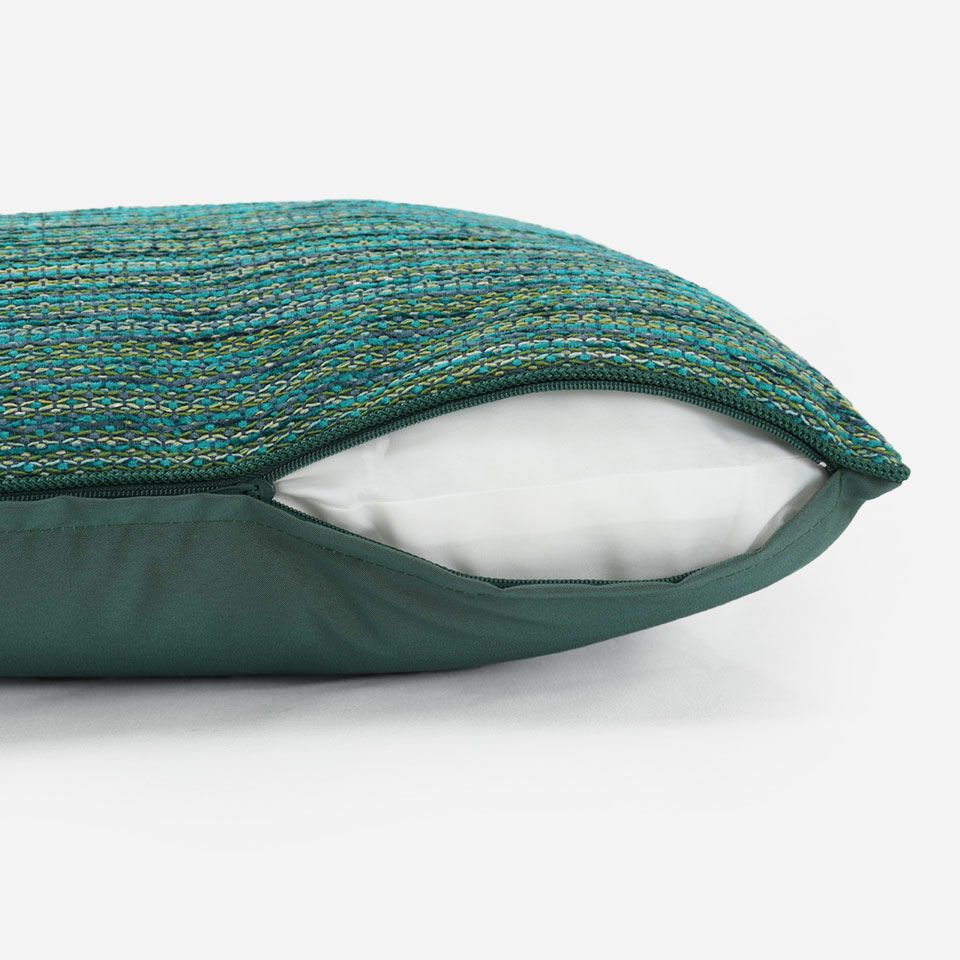 生地の色目に合わせたファスナー色を使用し、ファスナー部分に生地を片側から被せています