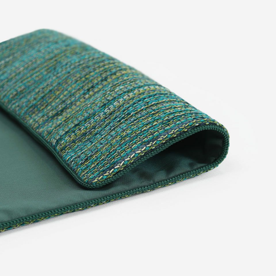 ニュアンスカラーのモール糸と三種類の糸を束ねた意匠糸が使われており、一見シンプルながらも飽きが来ない、様々に凝った仕様の生地になっています