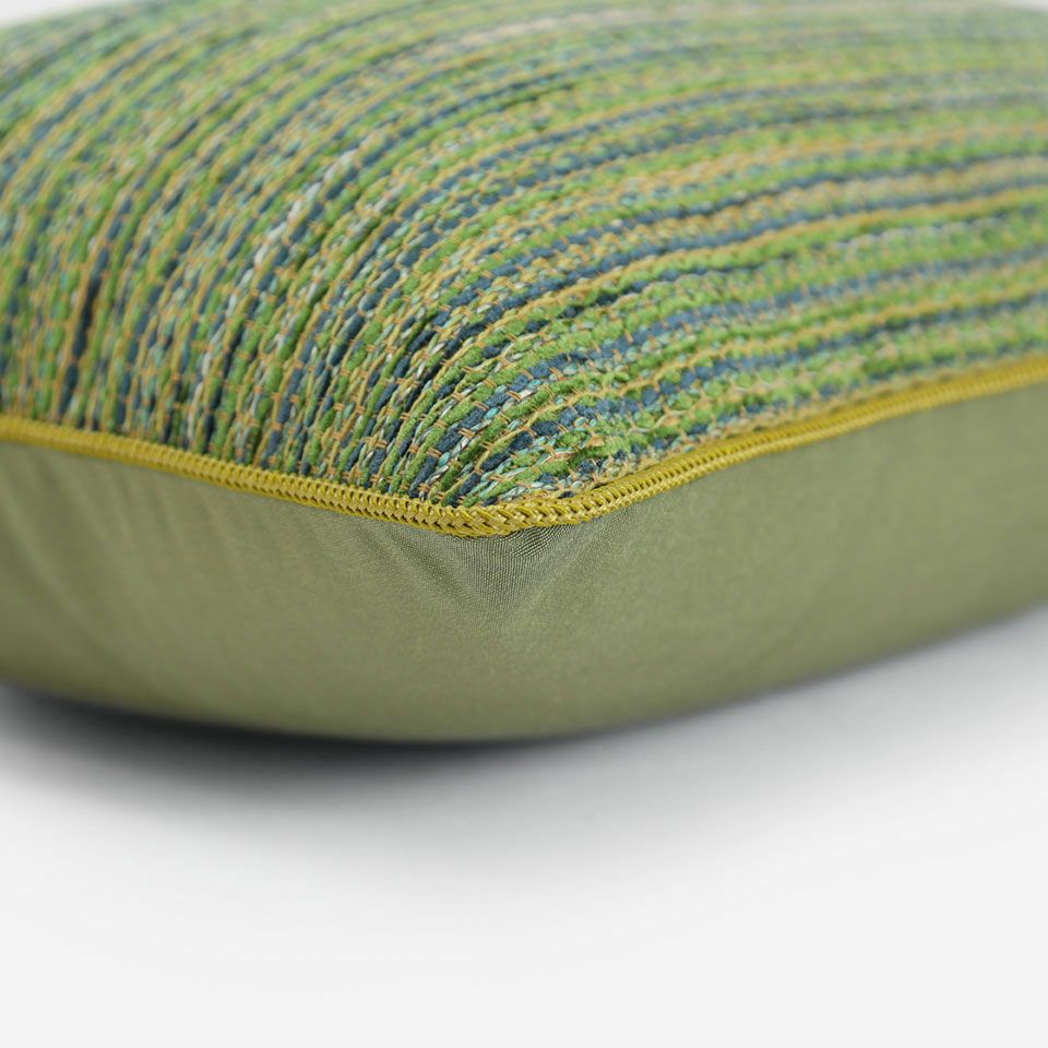 表面と裏面の異なるデザイン／ライトグリーン色のパイピングをつけています／表面カラー：グリーンイエロー／裏面カラー：イエローグリーン