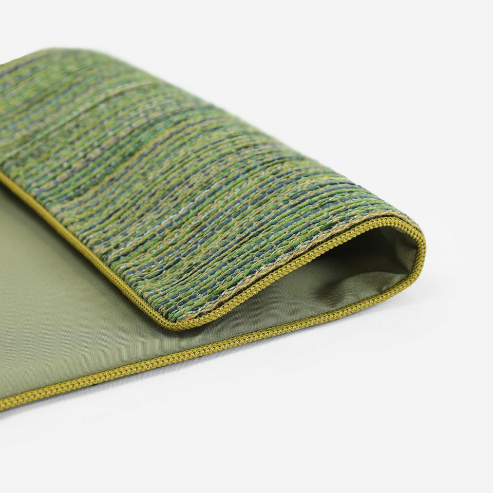 ニュアンスカラーのモール糸と三種類の糸を束ねた意匠糸が使われており、一見シンプルながらも飽きが来ない、様々に凝った仕様の生地になっています