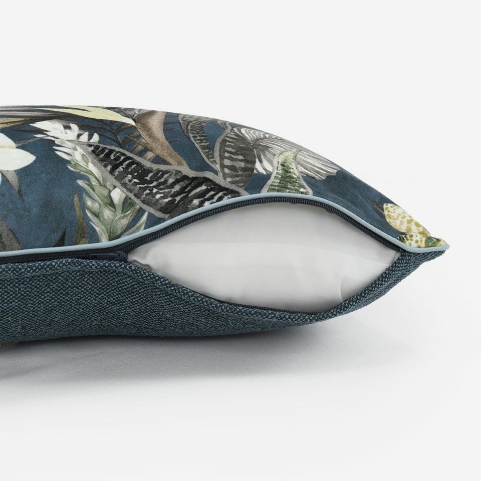 生地の色目に合わせたファスナー色を使用し、ファスナー部分に生地を片側から被せています