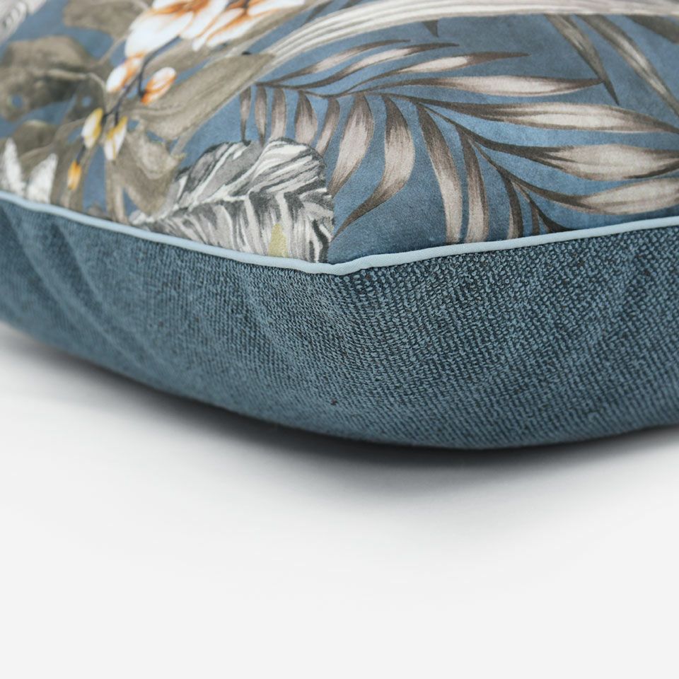 表面と裏面の異なるデザイン／ライトブルー色のパイピングをつけています／表面カラー：ブルー／裏面カラー：ブルー