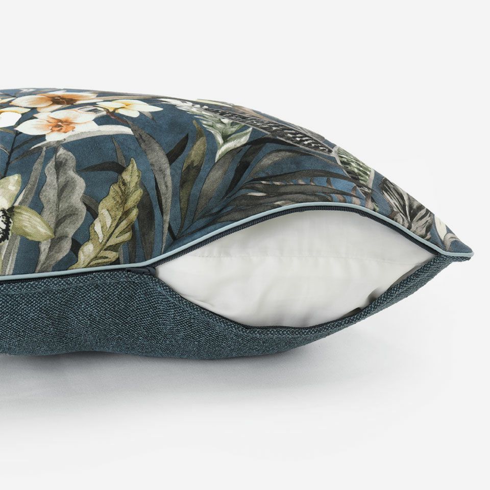 生地の色目に合わせたファスナー色を使用し、ファスナー部分に生地を片側から被せています