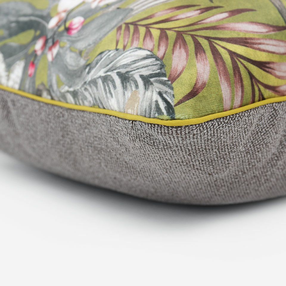 表面と裏面の異なるデザイン／イエロー色のパイピングをつけています／表面カラー：グリーン／裏面カラー：ブラウン