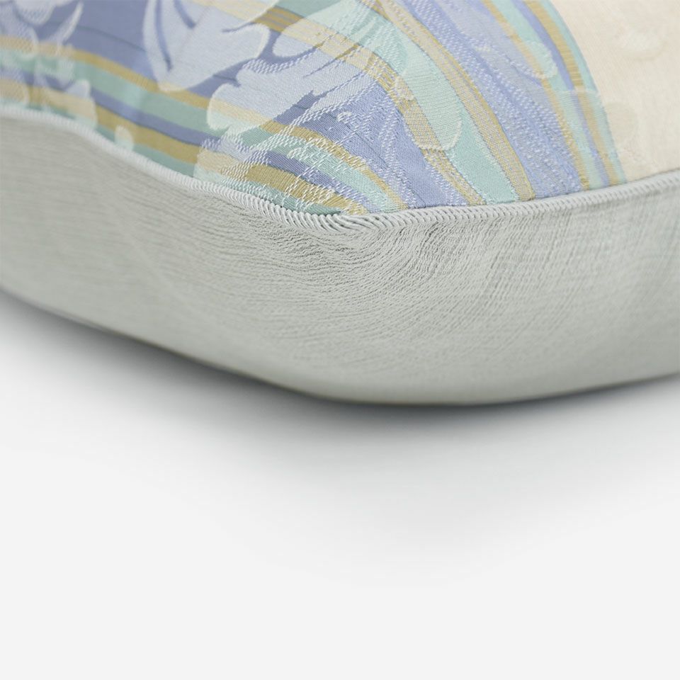 表面と裏面の異なるデザイン／シルバー色のパイピングをつけています／表面カラー：ブルー／裏面カラー：シルバー