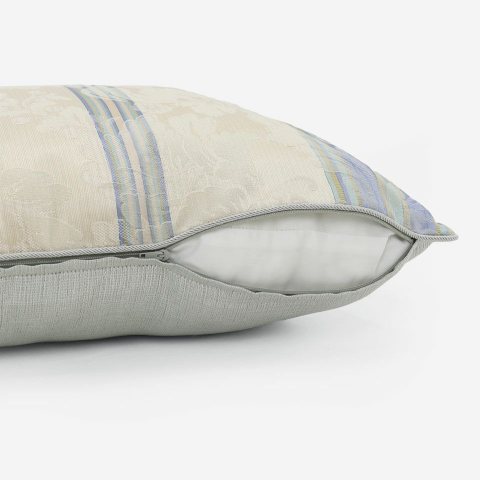 生地の色目に合わせたファスナー色を使用し、ファスナー部分に生地を片側から被せています