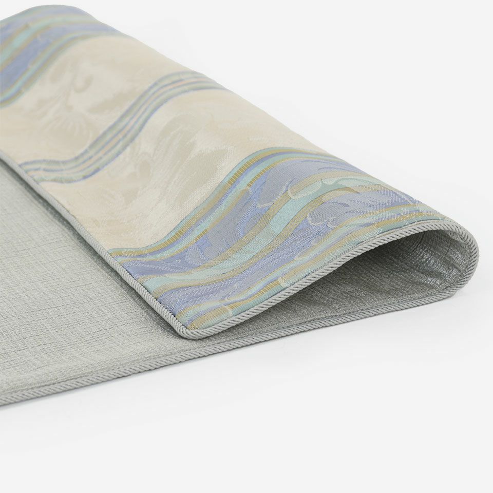 多色のストライプと地模様の更紗ジャカードが美しい英国調の華やかな雰囲気のデザインです