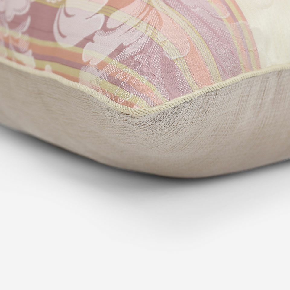 表面と裏面の異なるデザイン／ベージュ色のパイピングをつけています／表面カラー：ピンク／裏面カラー：オレンジ