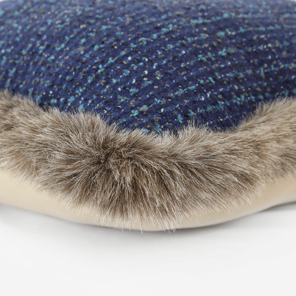 ブラウン色のフェイクファーをつけています／カラー：ブルー