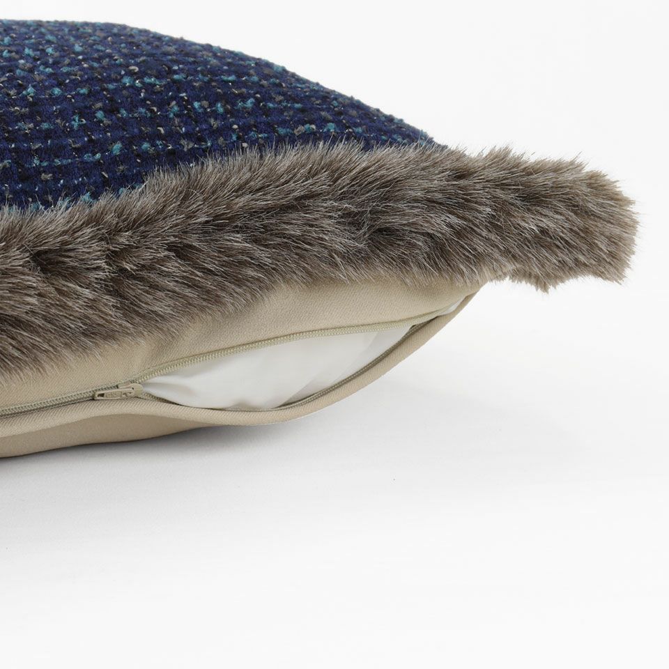 生地の色目に合わせたファスナー色を使用し、ファスナー部分に生地を片側から被せています