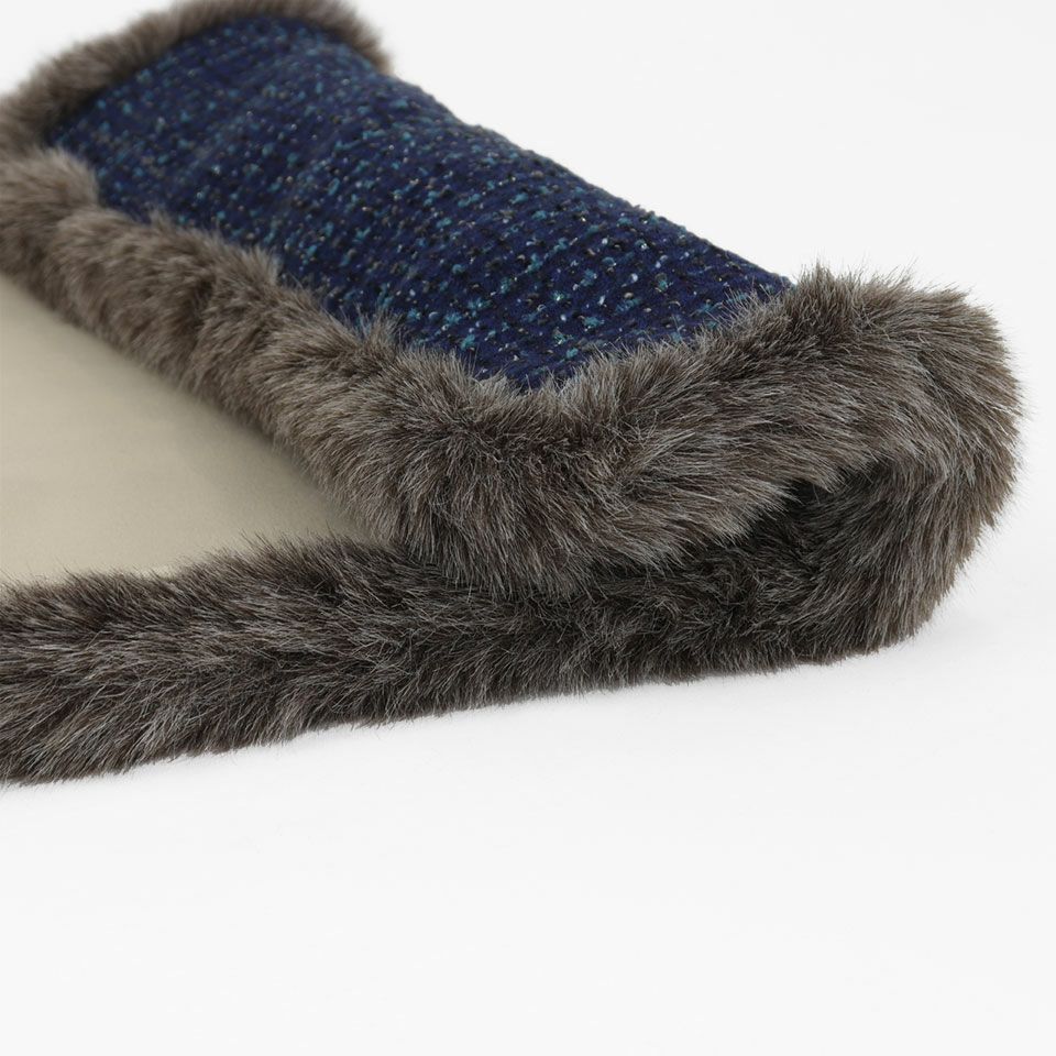 ツイード素材のふわふわした生地にラメ糸など多様な意匠糸を使用、周囲にフェイクファーをあしらいインテリアのアクセントになります