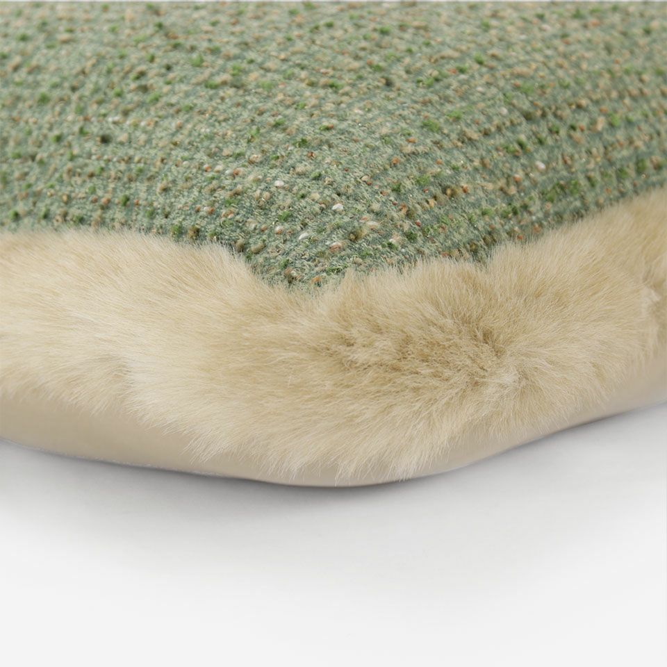 ベージュ色のフェイクファーをつけています／カラー：グリーン