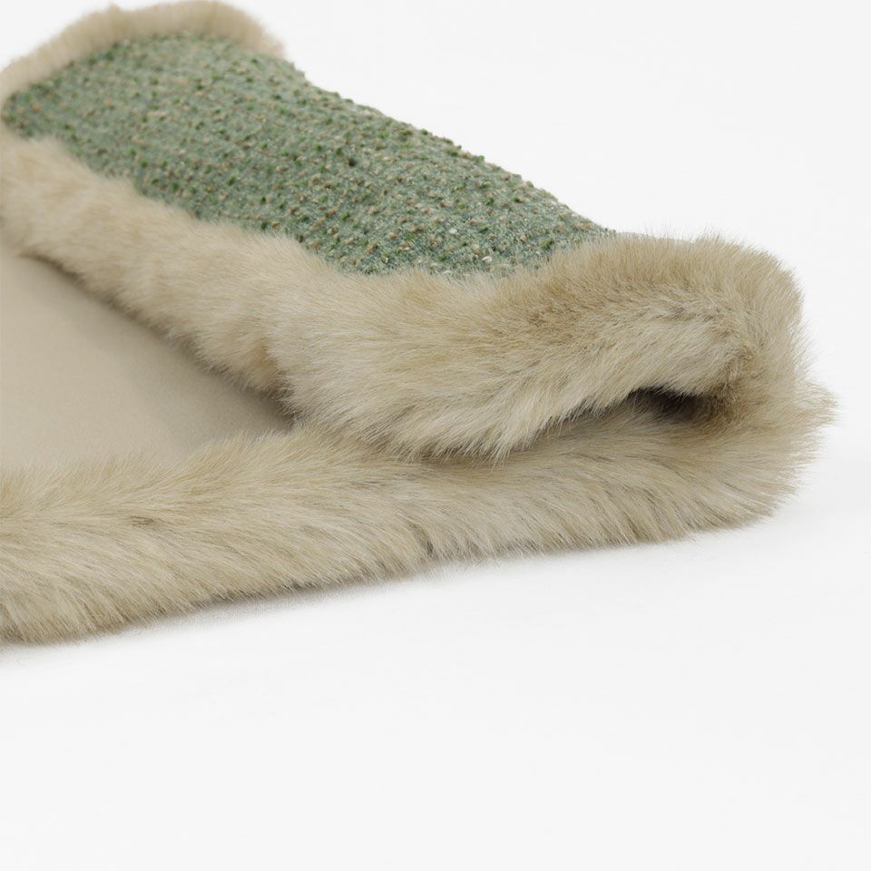 ツイード素材のふわふわした生地にラメ糸など多様な意匠糸を使用、周囲にフェイクファーをあしらいインテリアのアクセントになります