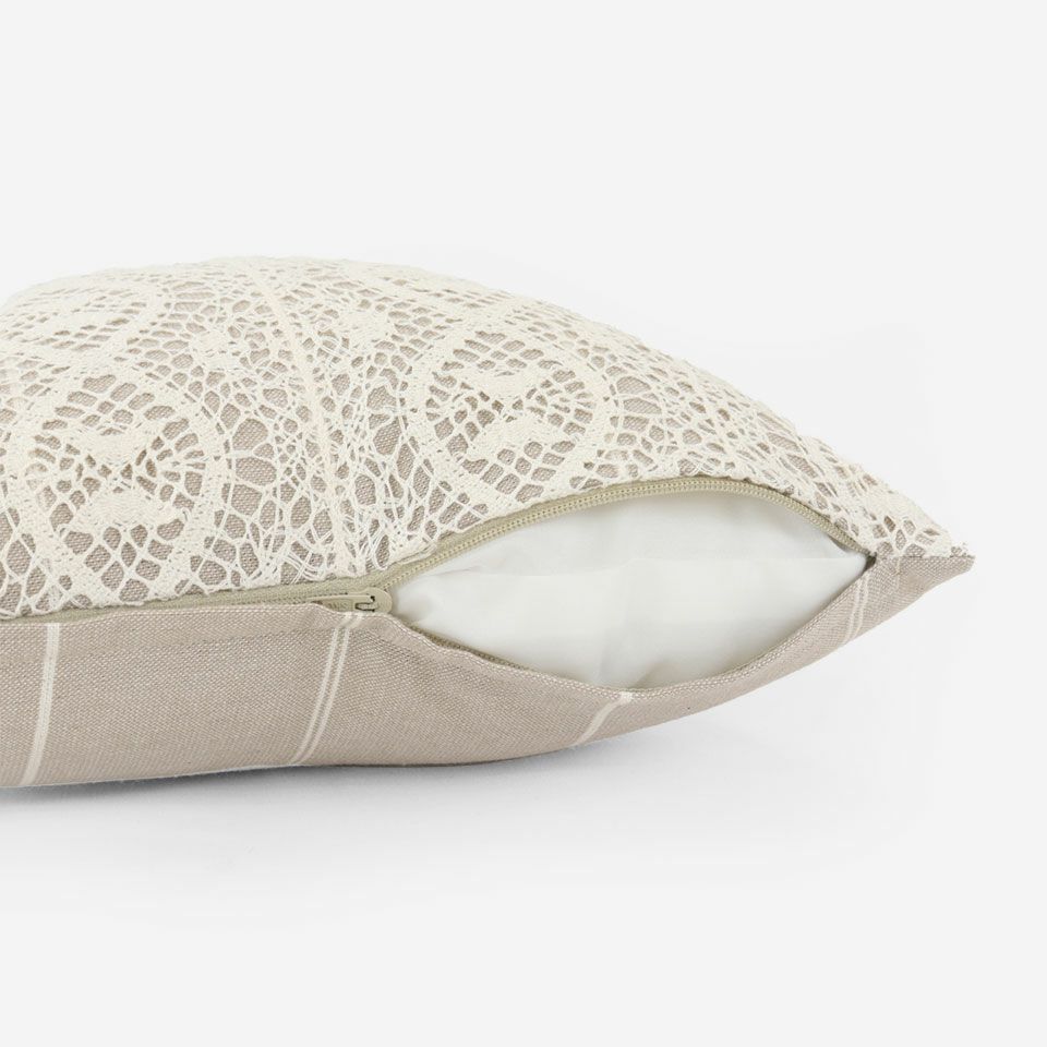 生地の色目に合わせたファスナー色を使用し、ファスナー部分に生地を片側から被せています