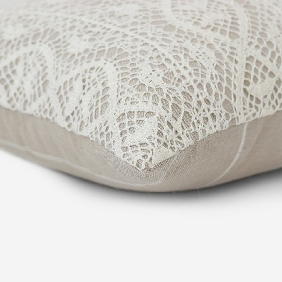 表面と裏面の異なるデザイン／周囲は縫い合わせ仕様ですっきりした表情に仕上げています／カラー：ベージュ