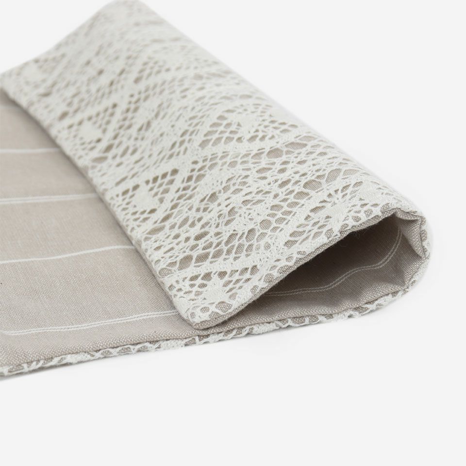 麻綿素材の生地とトーションレースを合わせた、爽やかな印象のクッションカバーです