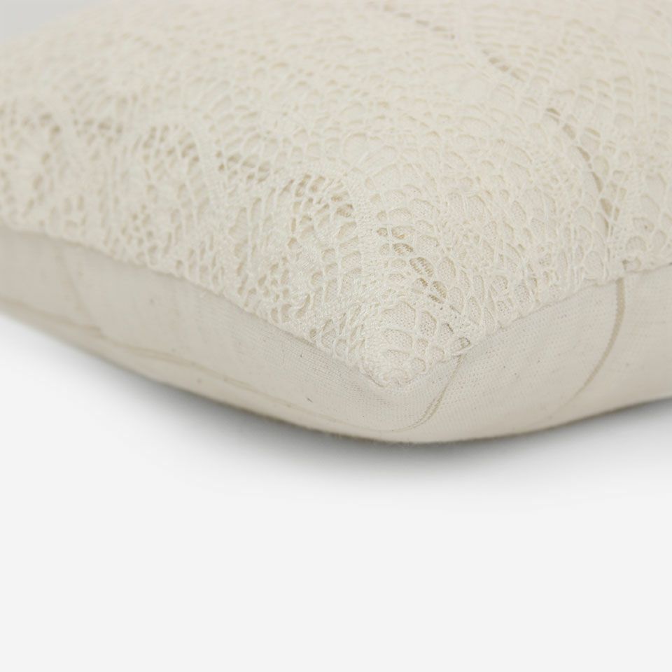 表面と裏面の異なるデザイン／周囲は縫い合わせ仕様ですっきりした表情に仕上げています／カラー：アイボリー