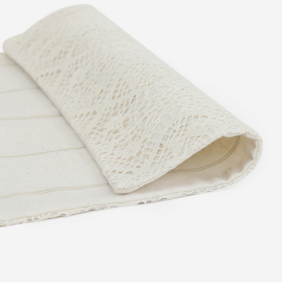 麻綿素材の生地とトーションレースを合わせた、爽やかな印象のクッションカバーです