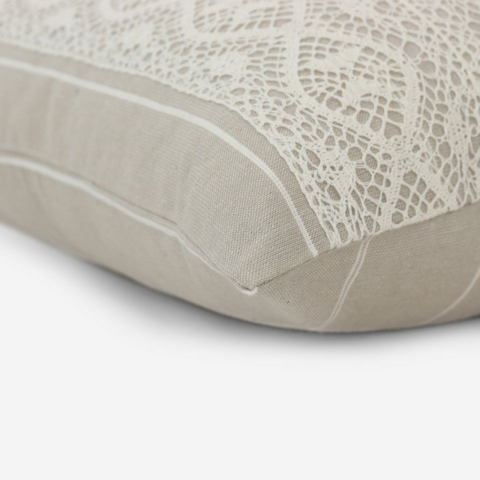 表面と裏面の異なるデザイン／周囲は縫い合わせ仕様ですっきりした表情に仕上げています／カラー：ベージュ