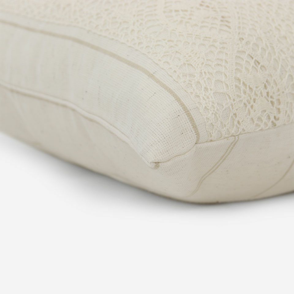表面と裏面の異なるデザイン／周囲は縫い合わせ仕様ですっきりした表情に仕上げています／カラー：アイボリー
