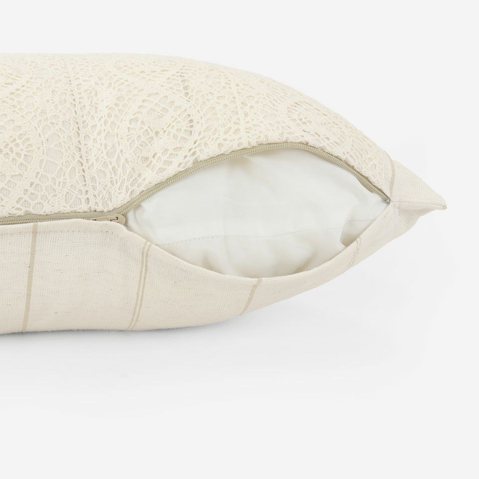 生地の色目に合わせたファスナー色を使用し、ファスナー部分に生地を片側から被せています