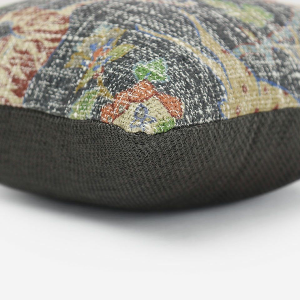 表面と裏面の異なるデザイン／周囲は縫い合わせ仕様でシンプルな仕上がり／表面カラー：ダークグレー／裏面カラー：ブラック