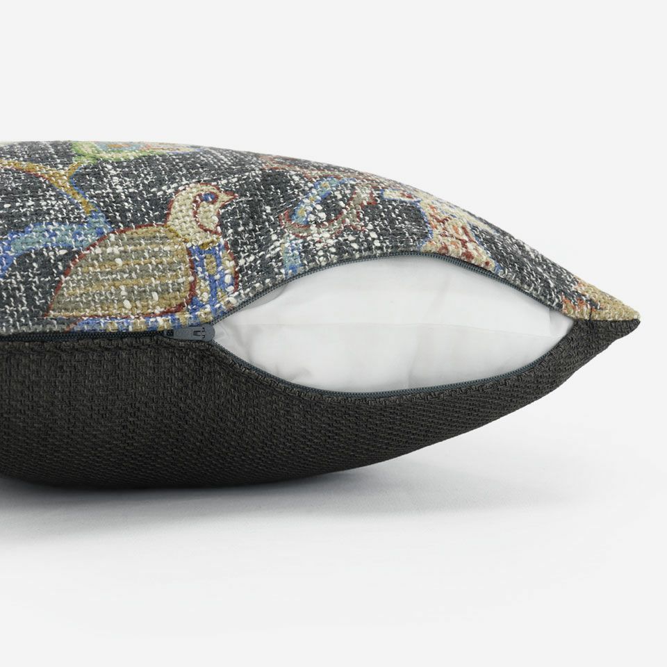 生地の色目に合わせたファスナー色を使用し、ファスナー部分に生地を片側から被せています