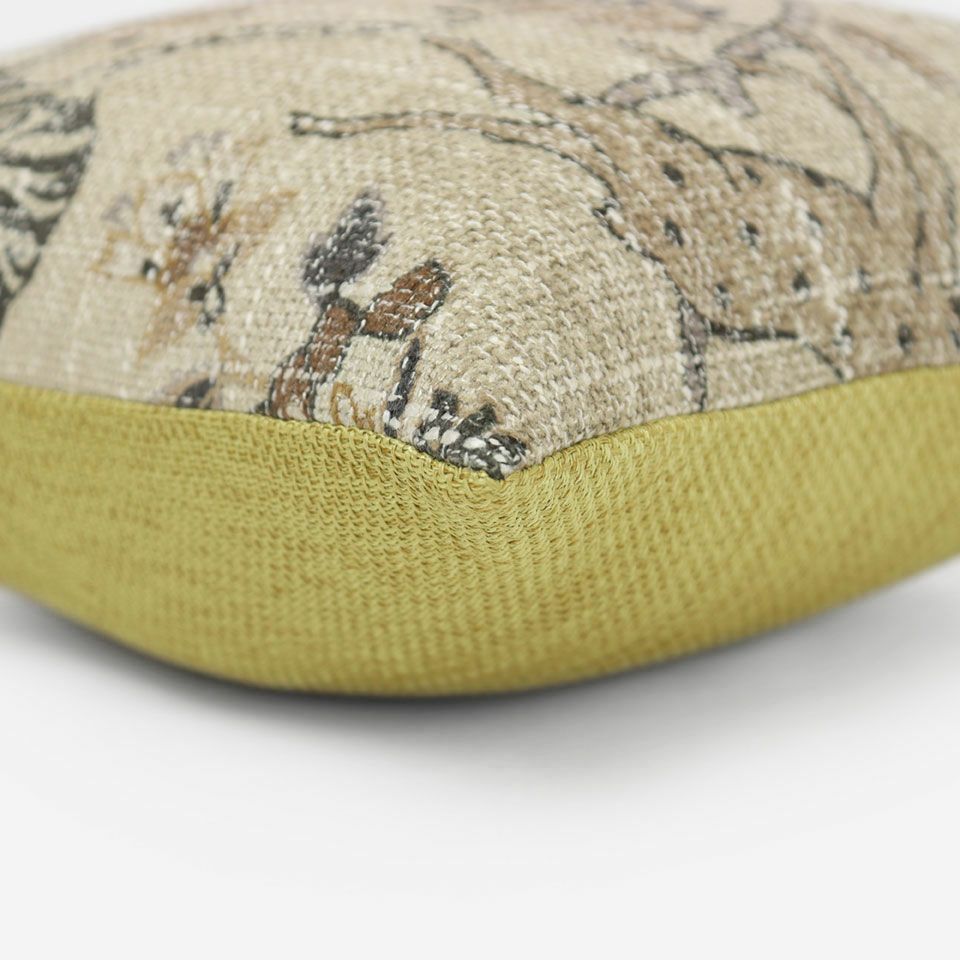 表面と裏面の異なるデザイン／周囲は縫い合わせ仕様でシンプルな仕上がり／表面カラー：ベージュ／裏面カラー：ダークイエロー