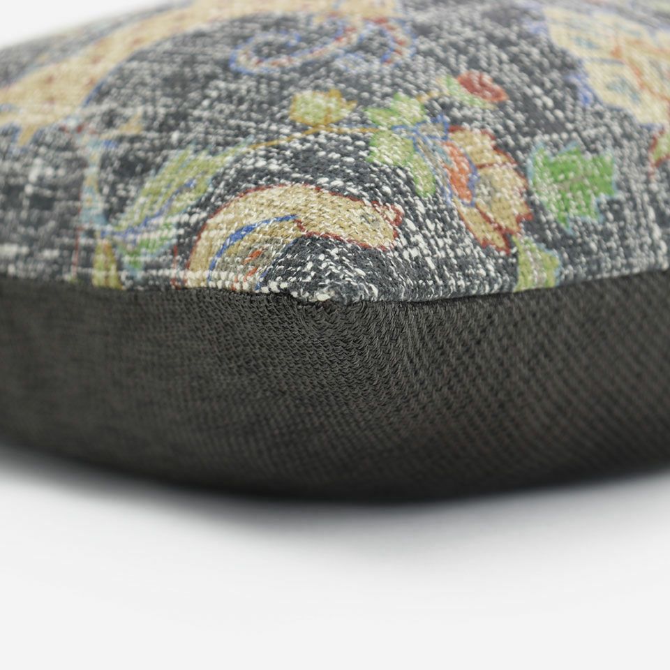 表面と裏面の異なるデザイン／周囲は縫い合わせ仕様でシンプルな仕上がり／表面カラー：ダークグレー／裏面カラー：ブラック