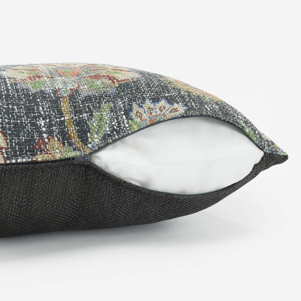 生地の色目に合わせたファスナー色を使用し、ファスナー部分に生地を片側から被せています