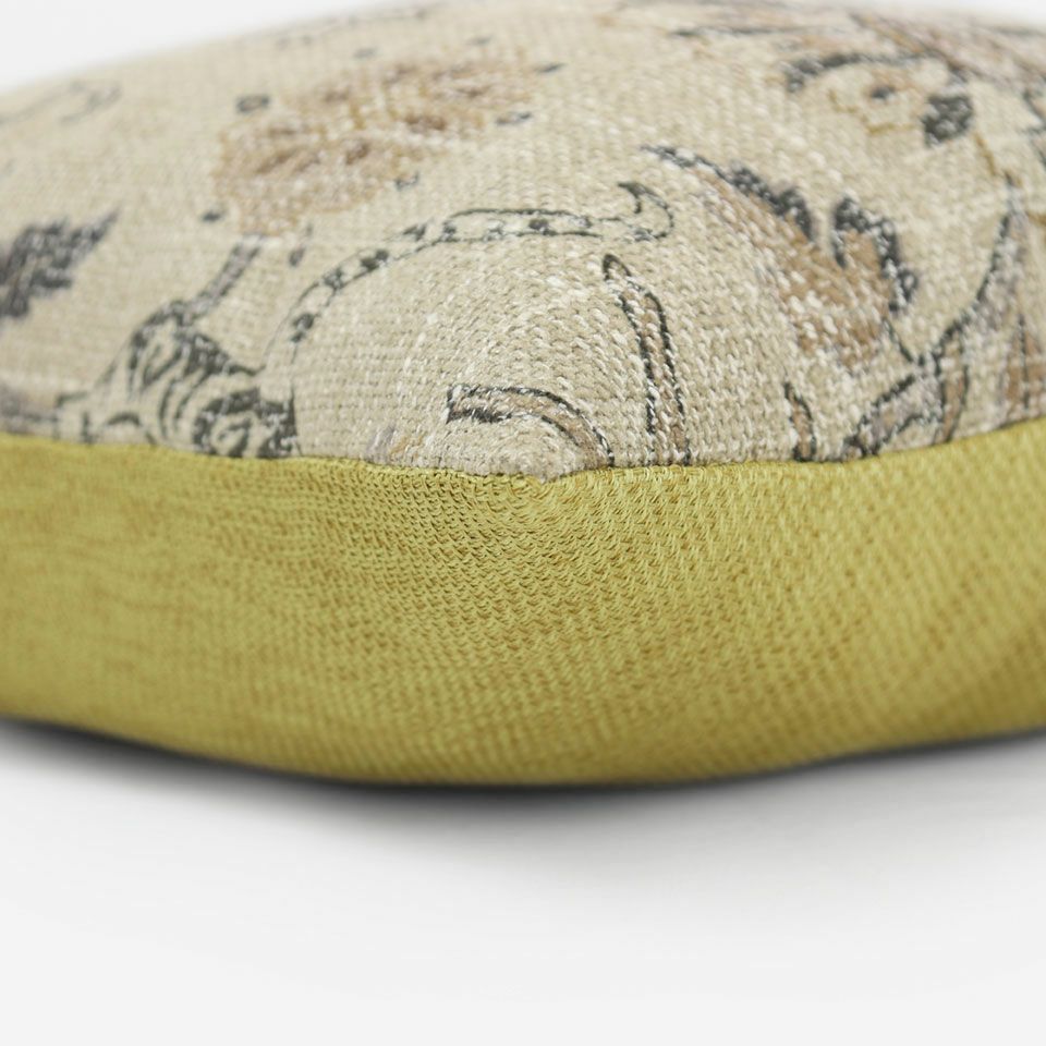 表面と裏面の異なるデザイン／周囲は縫い合わせ仕様でシンプルな仕上がり／表面カラー：ベージュ／裏面カラー：ダークイエロー