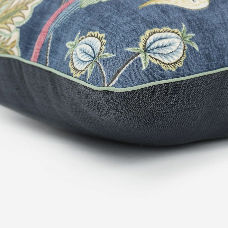 表面と裏面の異なるデザイン／ライトグリーン色のパイピングをつけています／表面カラー：ブルー／裏面カラー：ダークブルー