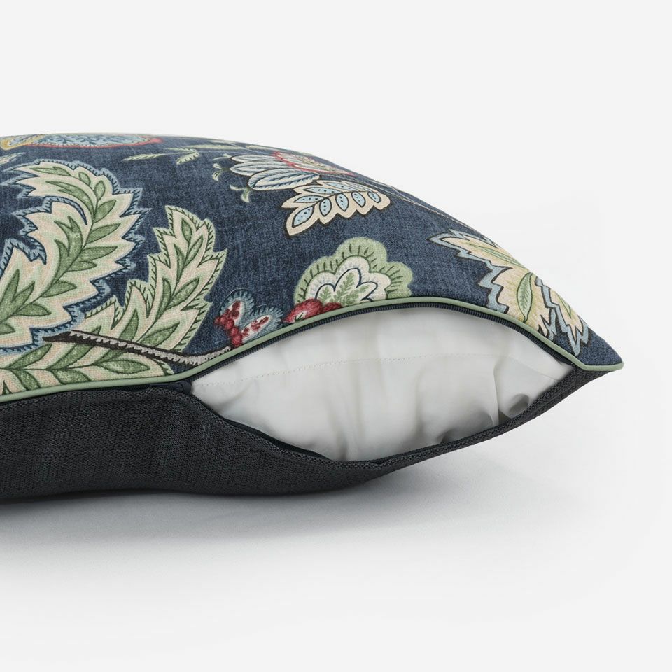 生地の色目に合わせたファスナー色を使用し、ファスナー部分に生地を片側から被せています